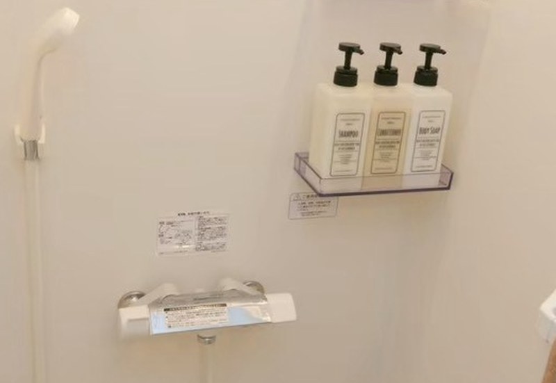 シャンプー類を備えた浴室